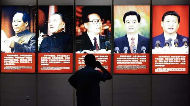 Un visitante observa los retratos frontales de los exlíderes chinos (de izq. a der.) Mao Zedong, Deng Xiaoping, Jiang Zemin, Hu Jintao y el actual presidente Xi Jinping en el Museo de la Guerra de Resistencia del Pueblo Chino contra la Agresión Japonesa, en conmemoración de la victoria de la Segunda Guerra Mundial sobre Japón.