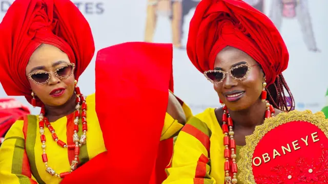 Awọn obinrin ro dẹdẹ kan dudu nibi ayẹyẹ Ojude Oba.