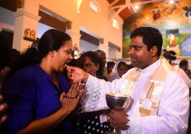 'උන්වහන්සේ ජුදා චාරිත්‍රයට අනුව පූප සහ මිදි යුෂ අරගත්තා. පූප උන්වහන්සේ තමන්ගේම ශරිරය බවට හැරෙව්වා අවසන් රාත්‍රී භෝජනයේ දී, ඒ වගේම මිදි යුෂ තමන්ගේ රුධිරය බවට හැරෙව්වා.'