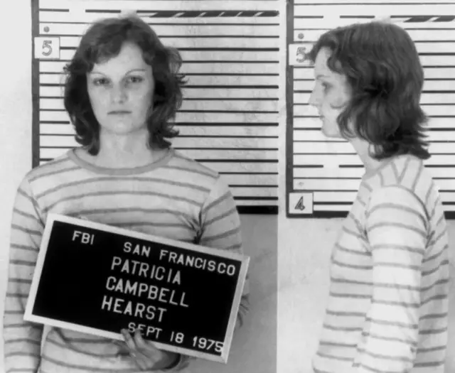 Patty Hearst, con una camiseta a rayas, en la fotografía de registro de su arresto por parte del FBI