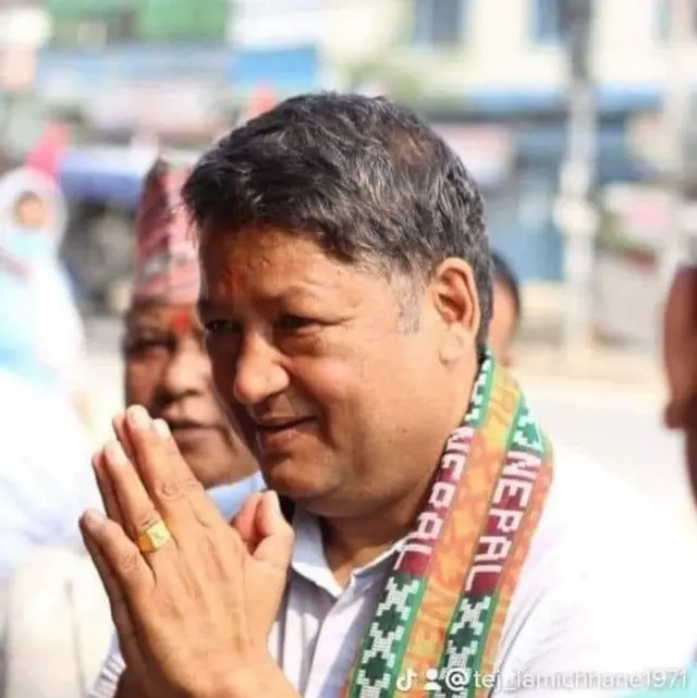 एन्फा अध्यक्षमा उम्मेदवारी दिएका दीर्घबहादुर केसी नमस्ते गर्दै