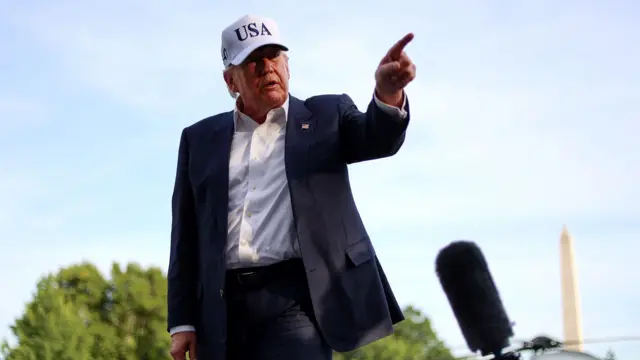 Trump oo xiran koofiyad cad oo astaanta Mareykanka ah