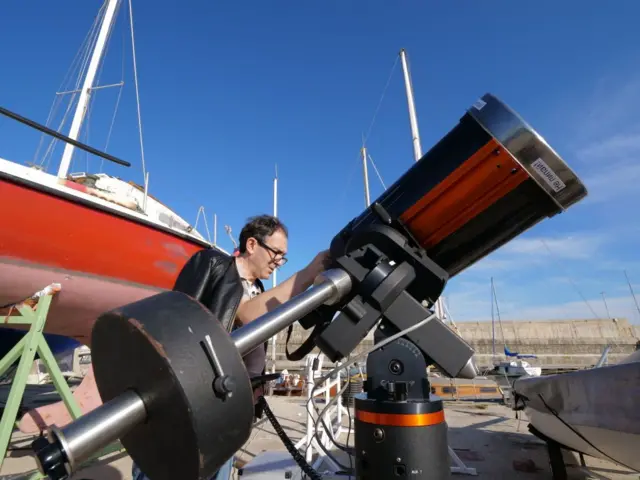 Astronom mengamati transit planet Merkurius di dekat kota Varna di Laut Hitam, sebelah timur ibu kota Bulgaria, Sofia, 11 November 2019.