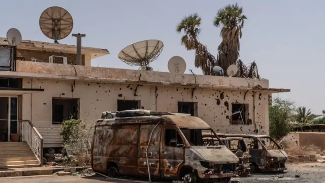 هيئة الإذاعة والتلفزيون السودانية، أم درمان، السودان. 27 أبريل/نيسان 2025. محطة هيئة الإذاعة والتلفزيون السودانية المتضررة، تعرضت المحطة لهجوم بعد يومين من اندلاع الحرب في 15 أبريل/نيسان 2023 وقد احتُجز العديد من الموظفين كرهائن، وتعرضوا للاغتصاب والقتل، حيث دمر مسلحو قوات الدعم السريع المباني التي تضم محطتي الإذاعة والتلفزيون الوطنيتين.