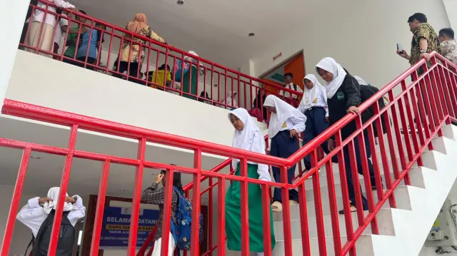 Siswa pulang setelah uji coba Sekolah Rakyat.