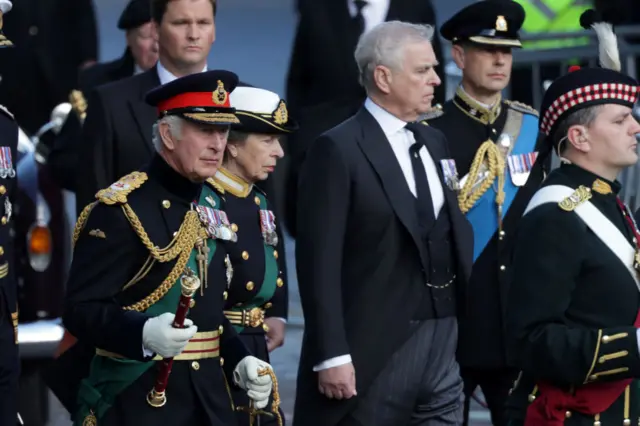 ချားလ်စ်ဘုရင်နဲ့ ကျန် တော်ဝင်မောင်နှမတွေ အတူရှိနေ