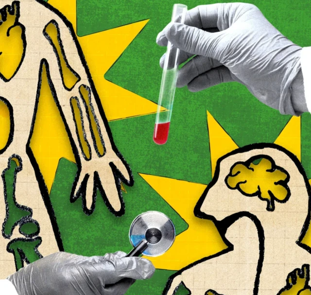 Grafika przedstawia dwie dłonie w rękawiczkach chirurgicznych, trzymające pipetę i okrągłe narzędzie medyczne. W tle męskie sylwetki podobne do tych ze zdjęcia z góry. 