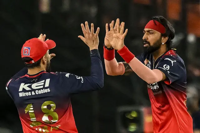 विराट कोहली और क्रुणाल पंड्या 