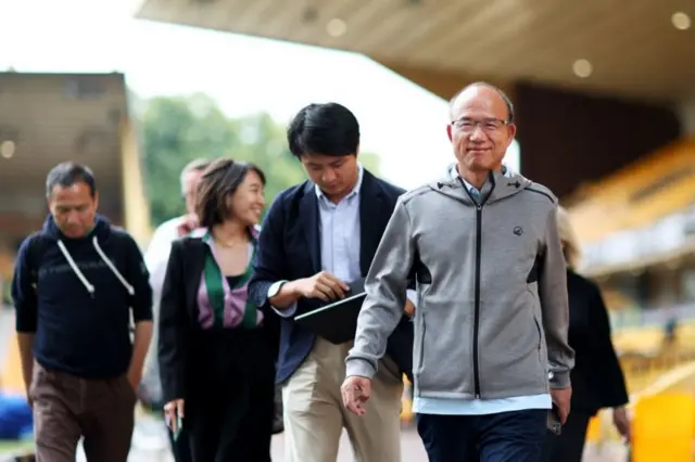 Гуо Гуанчан өз футбол клубунун кезектеги таймашын көрүү үчүн келген учур. Бул – анын убактылуу кармалып, кайра бошотулгандан кийинки мезгили. Гуо Гуанчанга эмне деген айып даана тагылып, эмне үчүн ал кайра бошотулгандыгы жалпы коомчулукка азырынча белгисиз.