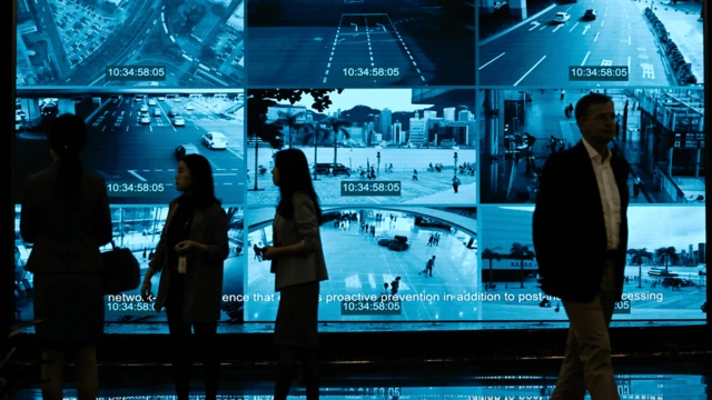 一排闭路电视摄影机