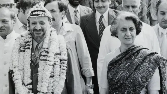 وزیر اعظم اندرا گاندھی پی ایل او کے رہنما یاسر عرفات کے ساتھ دہلی میں (29 مارچ 1980)