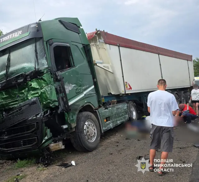 Вантажівка на узбіччі після ДТП