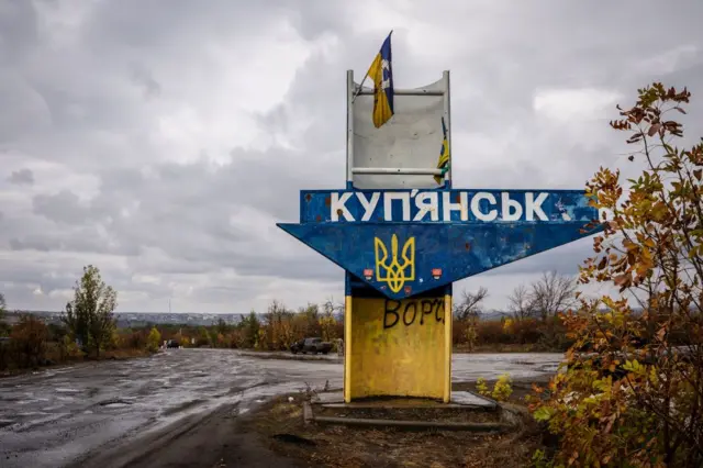 Знак на въезде в Купянск — жёлто-голубая стела цветов украинского флага