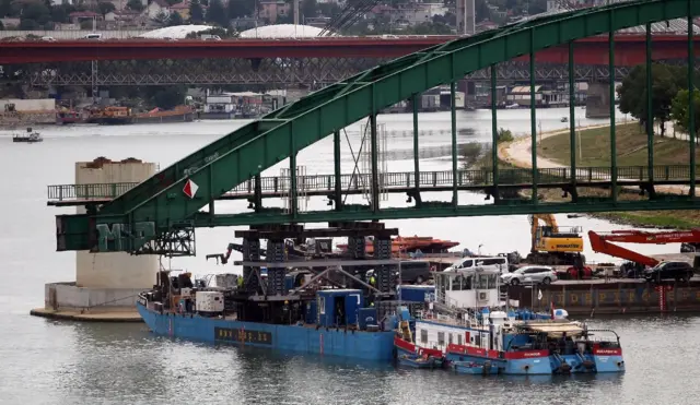 Barža odnosi deo mosta