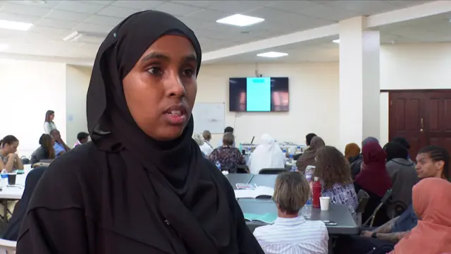 Gabadh Soomaaliyeed oo xidhan xijaab madow 