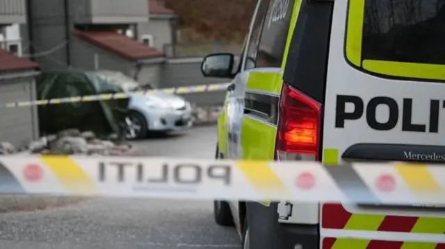 محل مشخصی که از سوی پولیس نشانی شده تا برای تحقیقات کسی داخل نشود و یک موتر پولیس دیده می شود.