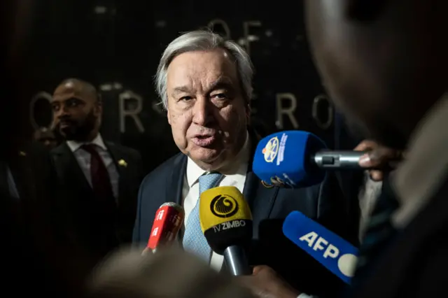 အာဖရိကသမဂ္ဂထိပ်သီးအစည်းအဝေးမှာ ကုလသမဂ္ဂအတွင်းရေးမှူးချုပ်ကို သတင်းထောက်များမေးမြန်းစဉ်