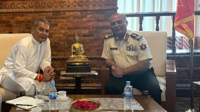 प्रधानसेनापतिसँगको भेटमा दुर्गा प्रसाई