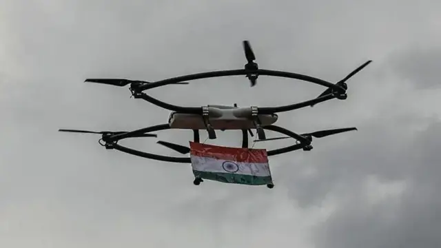ভারতীয় পতাকাসহ একটি ড্রোন উড়ছে