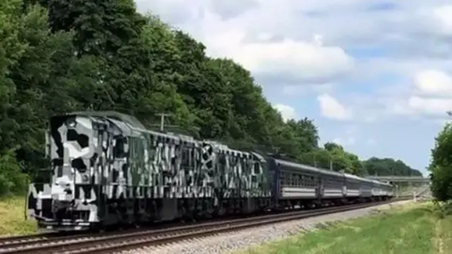 Український тепловоз в камуфляжі типу зебра