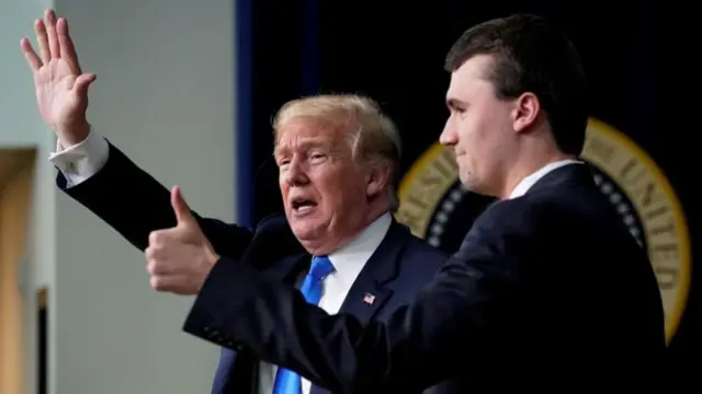 Trump e Kirk acenando