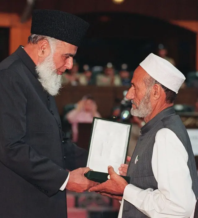 اسلام آباد، 14 اگست 1999: پاکستان کے صدر رفیق تارڑ نے اسلام آباد میں ایک تقریب کے دوران کیپٹن کرنل شیر خان کے والد خورشید خان کو ملک کا اعلیٰ ترین فوجی اعزاز، نشانِ حیدر، دیا۔