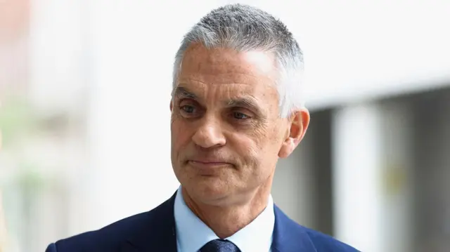 Tim Davie con un traje azul