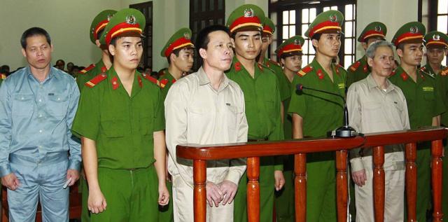 Ông Đoàn Văn Vươn và em trai là ông Đoàn Văn Quý bị tuyên án tội "giết người" và "chống người thi hành công vụ".