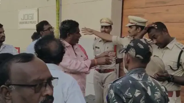 పోలీసులతో వాగ్వాదం