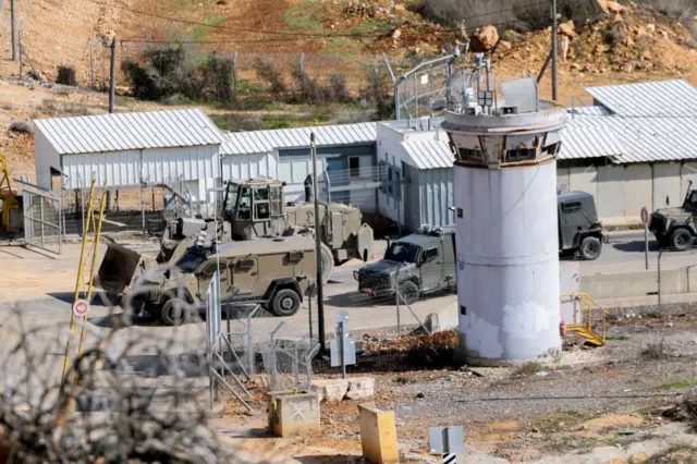 تتجمع قوات إسرائيلية بمركباتها داخل مجمع سجن عوفر العسكري، الواقع بين رام الله وبيتونيا في الضفة الغربية المحتلة، في 25 يناير/كانون الثاني 2025.