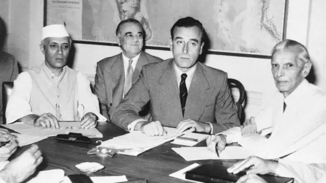 3 जून 1947 ला दिल्लीतील एका परिषदेदरम्यान (डावीकडून उजवीकडे) जवाहरलाल नेहरू, लॉर्ड इस्मे, लॉर्ड माऊंटबॅटन आणि मोहम्मद अली जिन्ना