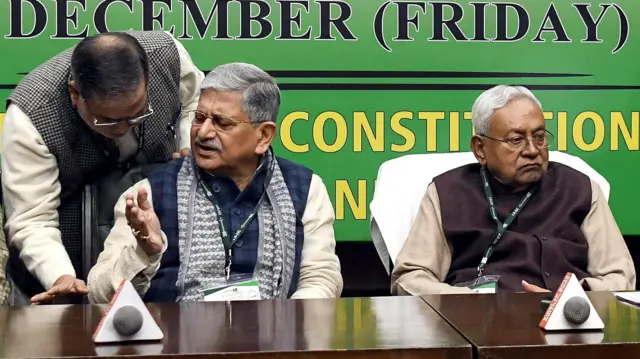 ललन सिंह के जेडीयू अध्यक्ष पद से हटने के बाद बिहार का सियासी पारा चढ़ा हुआ है.