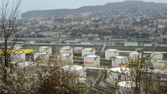 Туапсе шаарындагы Роснефть" компаниясына таандык мунай сактоо ишканасы. 