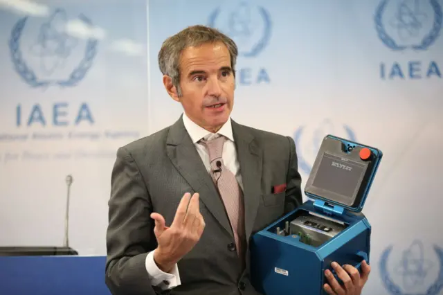 ر﻿افائل گروسی مدیر کل آژانس تاکنون برای حل مساله همکاری آژانس و ایران چندین بار به ایران سفر کرده