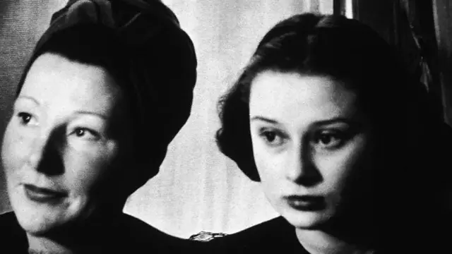 Hepburn bersama ibunya Ella van Heemstra pada 1946 – Hepburn kemudian mengatakan dia tidak pernah memaafkan ibunya karena bersimpati pada kelompok fasis Nazi. 