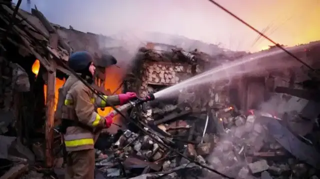 bombeiro ucraniano apagando fogo