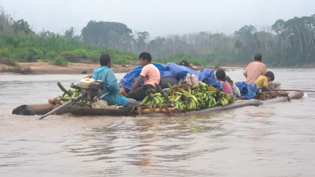 Um bote no rio maniqui