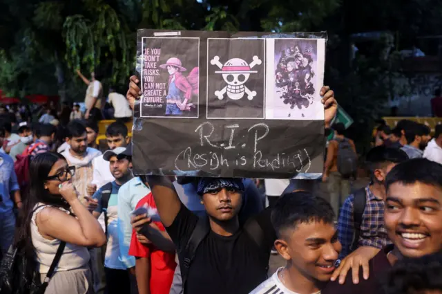 नीट परीक्षाको प्रश्नपत्र 'लीक' भएको विरोधमा शिक्षामन्त्री धर्मेन्द्र प्रधानको राजीनामा माग्दै संसद् मार्च गरिएका केही दिनपछि नयाँ दिल्लीको जन्तरमन्तरमा जापानी माङ्गा शृङ्खला 'वन पिस' को प्रतीक अङ्कित पोस्टर बोकेका कक्रोच जनता पार्टीका समर्थक, २३ जुलाई २०२६