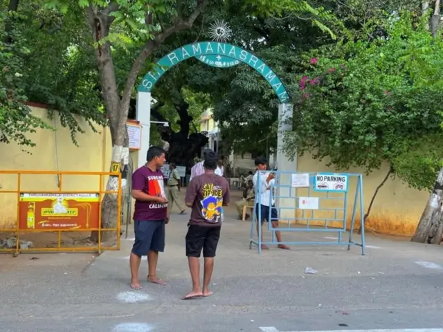  பல தெலுங்கு பக்தர்கள் திருவண்ணாமலையில் உள்ள ரமண மகரிஷியின் ஆசிரமத்திற்குச் செல்லத் தொடங்கினர்.