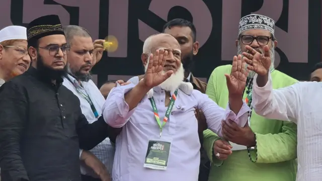 অসুস্থ অবস্থায় বসেই বক্তব্য শেষ করে মঞ্চ থেকে চলে যান শফিকুর রহমান