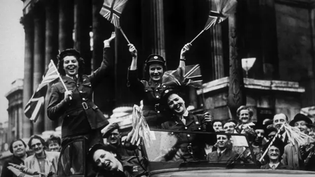 ኣብ መኺናን ፅርግያን ዘለዉ ሰባት