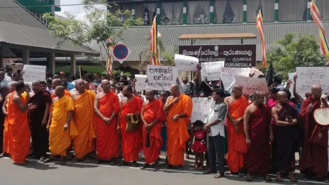 Buddhist monks protest outside di Kurunegala Teaching Hospital for Kurunegala, following di arrest of Muslim doctor Mohamed Shafi 