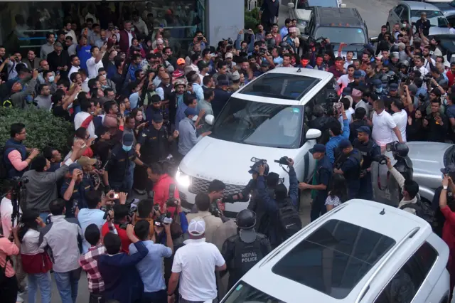 कैलाश सिरोहियालाई पक्राउ गरेर लैजाँदै प्रहरी