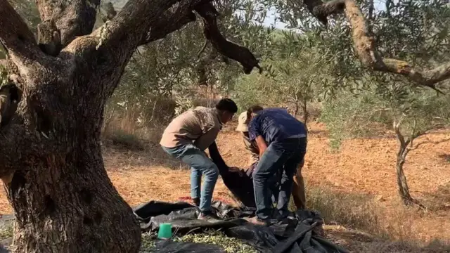 बिलाल को उठाते परिवार वाले