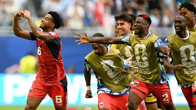 El mediocampista de Cabo Verde # 06 Kevin Pina celebra con sus compañeros después de anotar el primer gol de su equipo durante el partido de fútbol del Grupo H de la Copa Mundial 2026 entre Uruguay y Cabo Verde en el Miami Stadium en Miami Gardens el 21 de junio de 2026. 