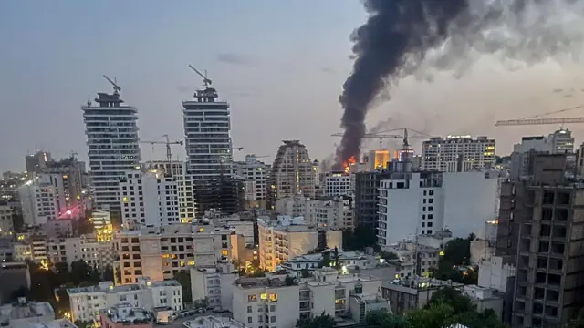 16 Haziran 2025'te İsrail hava saldırısının ardından Tahran'daki bir İran devlet medya binasından duman yükseliyor