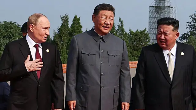 Президент Росії Володимир Путін, президент Китаю Сі Цзіньпін і лідер Північної Кореї Кім Чен Ин
