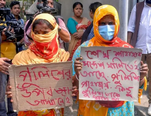 সন্দেশখালির নারী পুরুষরা স্থানীয় তৃণমূল কংগ্রেস নেতা শাহজাহান শেখের বিরুদ্ধে পথে নেমেছেন