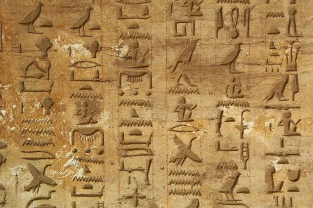 En dehors des hiéroglyphes dont l'existence ne fait l'objet d'aucune contestation, de nombreux autres systèmes d'écritures africains ont été découverts à divers endroits du continent.