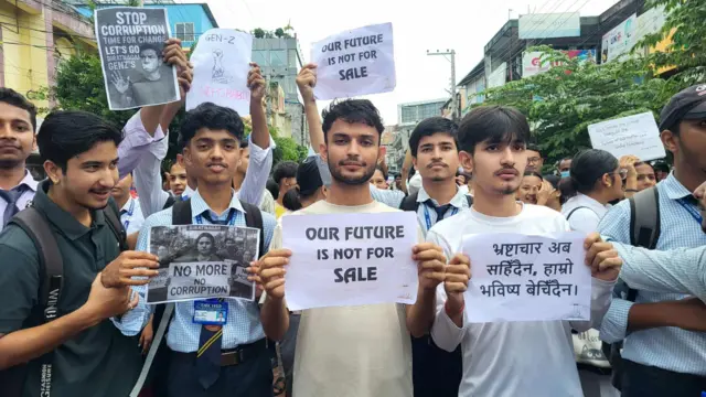 विराटनगरको सनसारीमाइस्थानमा भेला भएका युवाहरूको प्रदर्शन